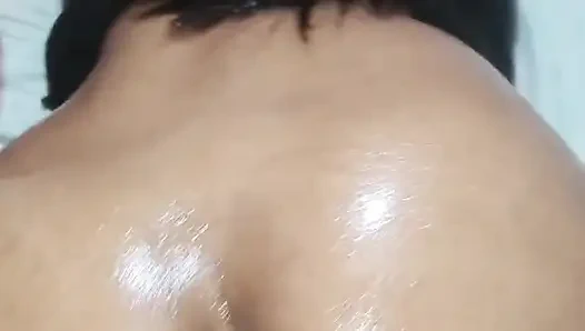 Eine sehr heiße kurvige nachbarin wird in doggystyle-position gefickt