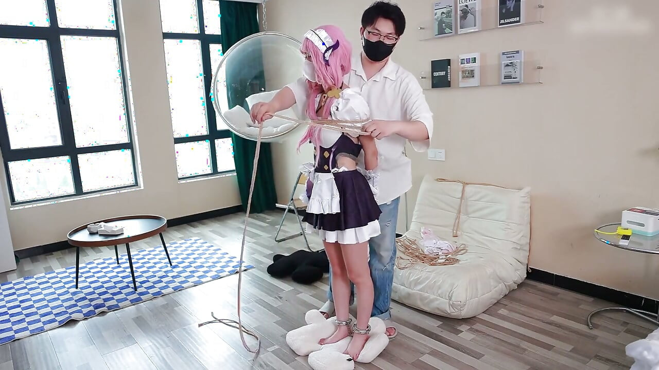 Pacar cosplay bertelanjang kaki, dia memakai borgol, dan saya suka bermain dengannya tanpa alas kaki