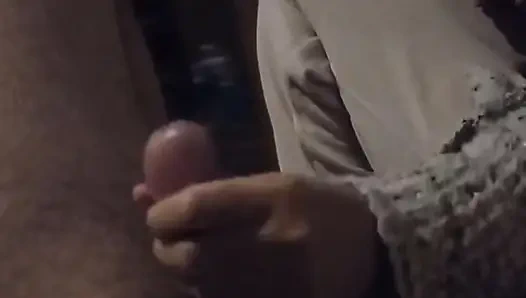 Bakış açısı Ateşli Asyalı Elle Muamele Godess Tarafından Boşalana Kadar Kanepede Elle Muamele