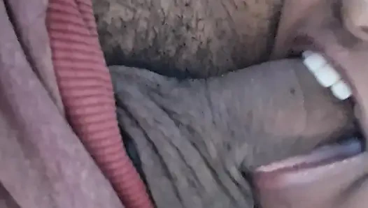 Papaz arkadaşının kocasının yarağını emiyor ve ağzına boşaltıyor.