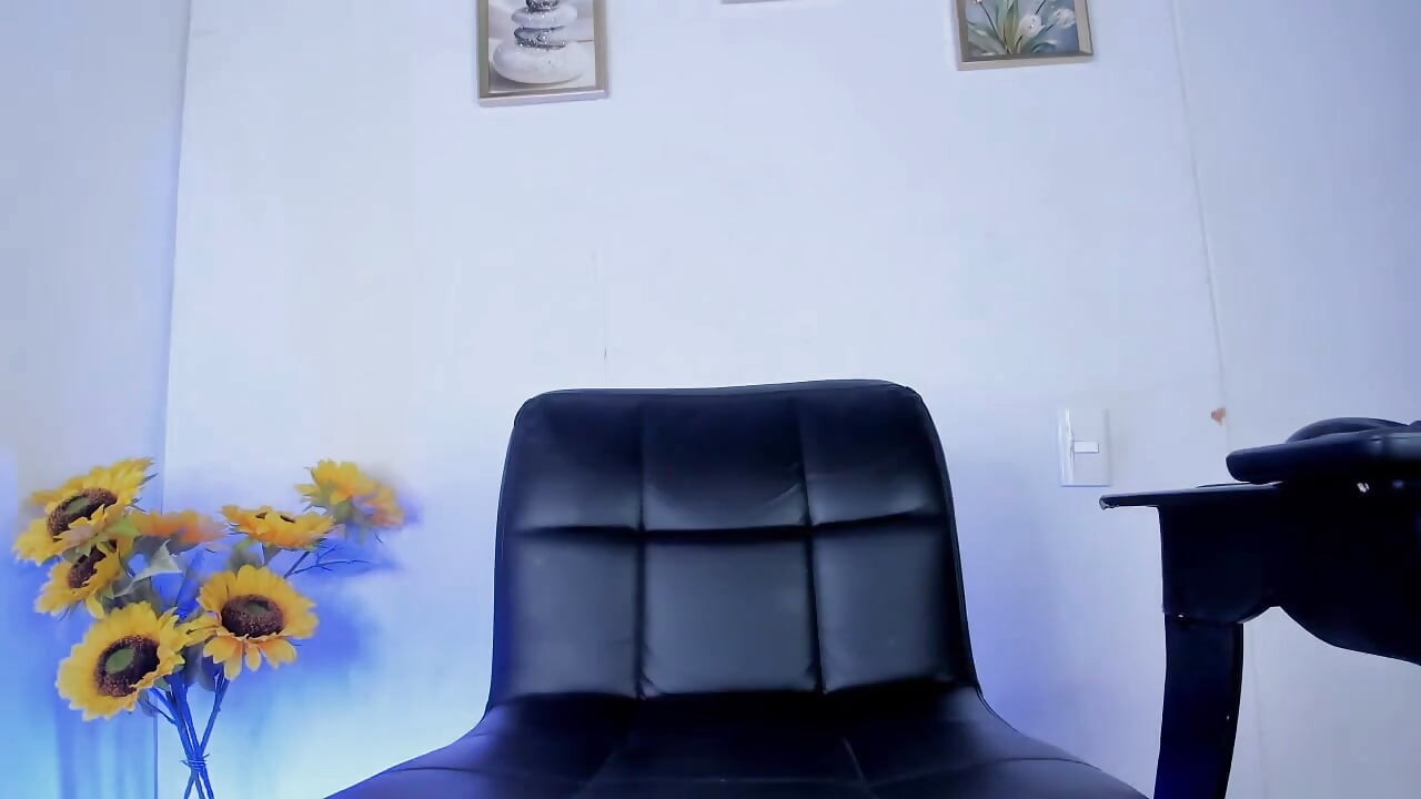Shemale Xarabliz Énorme Bite Dominant Sur Strip Chat