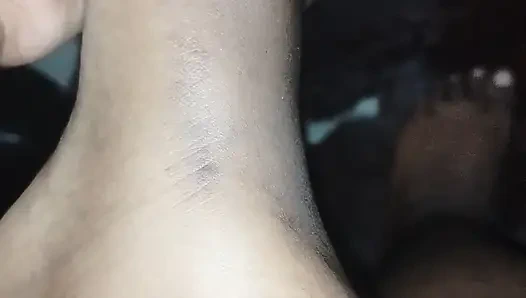 Süßes pralles afrikanisches mädchen zeigt ihre füße, schwarzen knie und leichten schenkeln für dein vergnügen