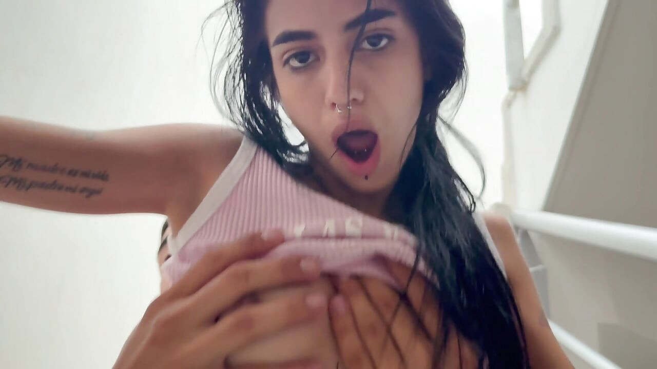 Bu lezzetli sıska kız seksi seviyor ve evde yalnızken onu merdivenlerde sert sikiyorum