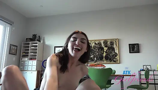 Julia James писает, сосет и трахает крошку в любительском видео!