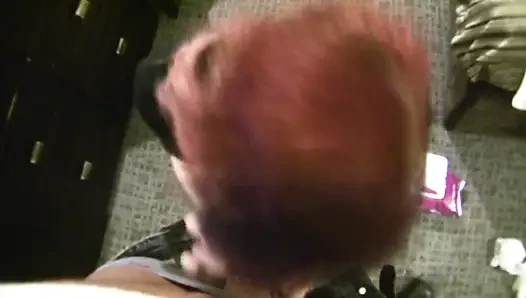 Rothaarige gibt schlampigen blowjob