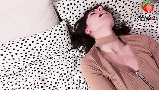 Memek becek si cewek hot rambut cokelat ini dijilat sampai orgasme dua kali