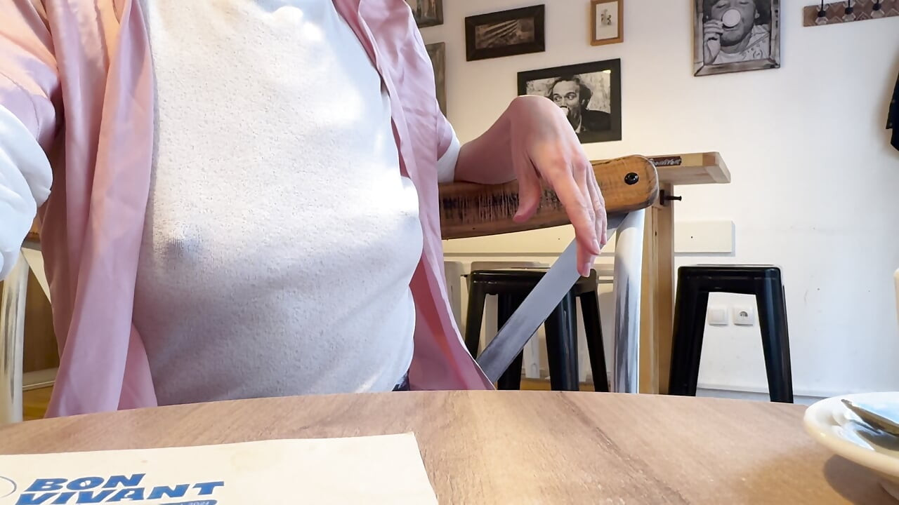 Extremt sexig vit ren blus som utsätter mina stora hårda genomborrade bröstvårtor i ett kafé