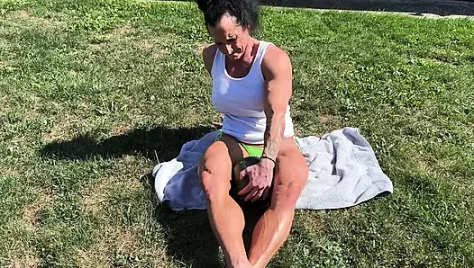 Kaslı orta yaşlı seksi kadın kandys karpuz ezme hakimiyeti