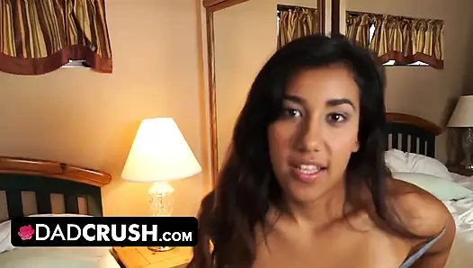 Gadis remaja seksi ini mergokin ayah tirinya lagi coli dan minta memeknya untuk bantuin dia crot