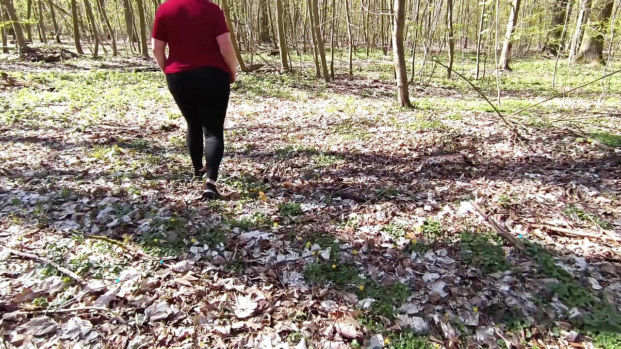 Avec des seins rouges nus