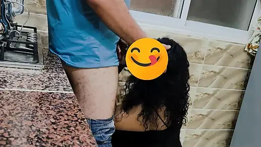 Suudi mutfakta Mısırlı hizmetçiyi götünden sikiyor