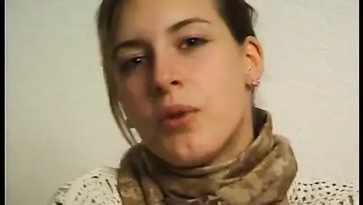 Parmakları amcığını ıslattı