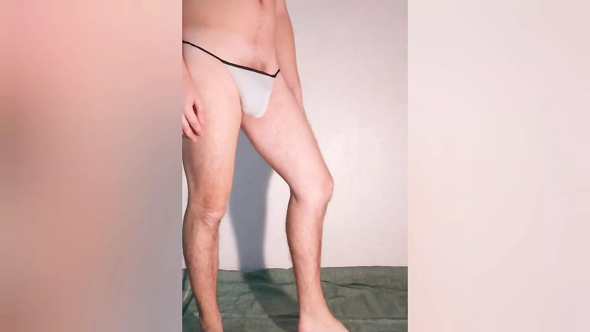 Le mec montre à quoi ressemble la ceinture de chasteté en string