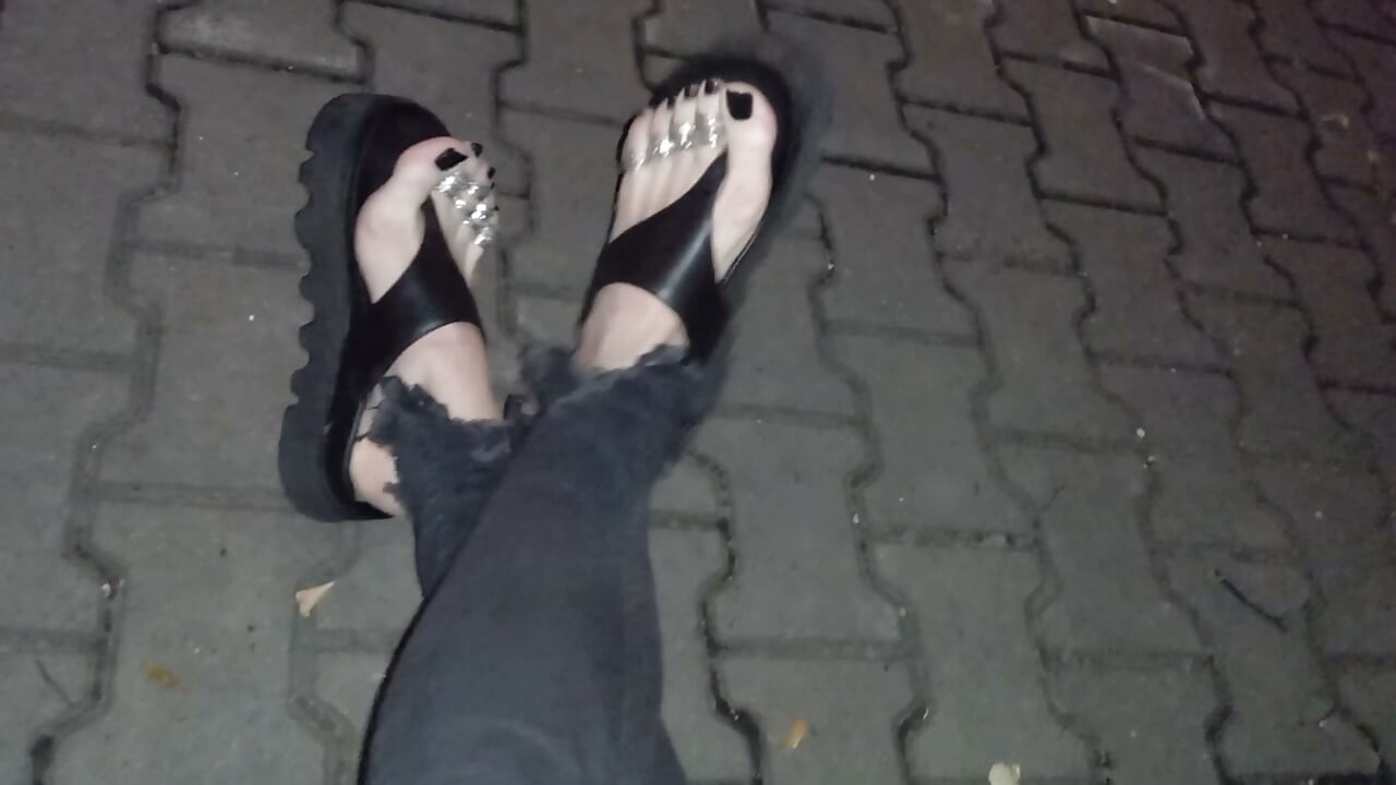 Moje gorące stopy crossdressera drażnią twarde kutasów podczas nocnego spaceru