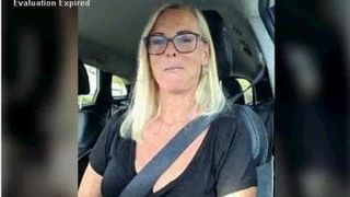 Une MILF montre ses seins pendant la conduite