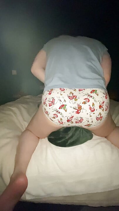 ngentot selimut sambil pakai celana dalam