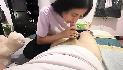 Tinder'da tanıştığım azgın genç kız tüm dölümü yutuyor