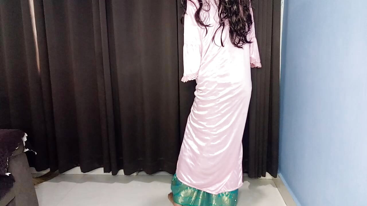 สาวแต่งงานแล้วเซ็กซี่อินเดียสุดฮอต satin saree และ bra oanty