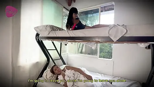 Alix odasında mastürbasyon yapıyor ve eleanor'ı inleterek uyandırıyor.