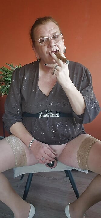 葉巻を楽しんでいる