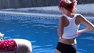 Chica flaca con pequeño y dulce culo follada en la piscina