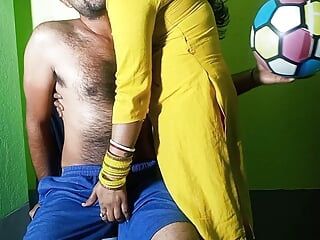 वॉलीबॉल कोच के साथ खेला चूत चुदाई वाला खेल इंडियन गर्ल सेक्स