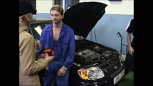 Büyük yarak ağızda büyük yarak amcıkta üçlü grup seks