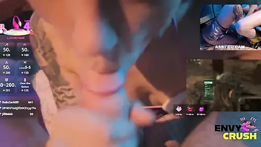 Геймерша В Чулках-сеточках Становится На Колени