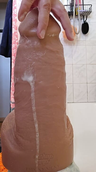 Puas Bontot Kotor Dibersihkan Dalaman Oleh Mr. Hankeys 12.5 Inci Lebar XXL Thicky Nicky 2 daripada 2, Dalam Slo-Mo!