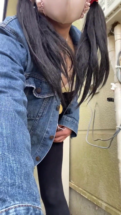 No133 ノーパン散歩と近所の家で隠れオナニー | クリップ 1