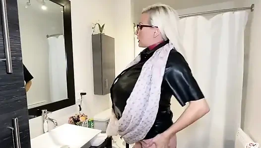 Parfum göğüslerimi şişiriyor! Deri ceket tutamıyor!