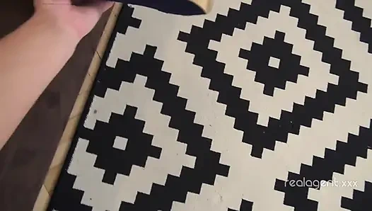 Gösterişli büyük memeli sarışın yarak boğazlıyor ve gerçek bir kovboy kız gibi biniyor