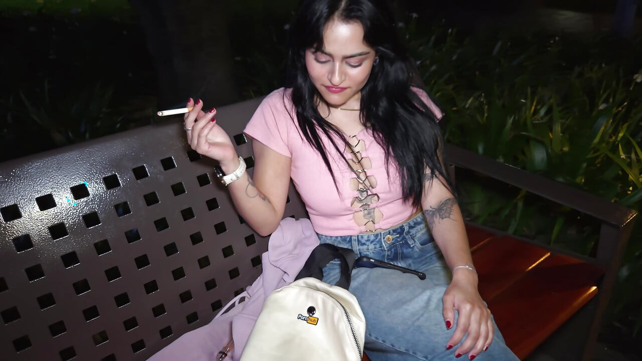Drague Amateur En Public: Une Fan Latina Avec Un Sac À Dos Pornhub Taille Une Pipe Profonde Et Reçoit Un Creampie Brut
