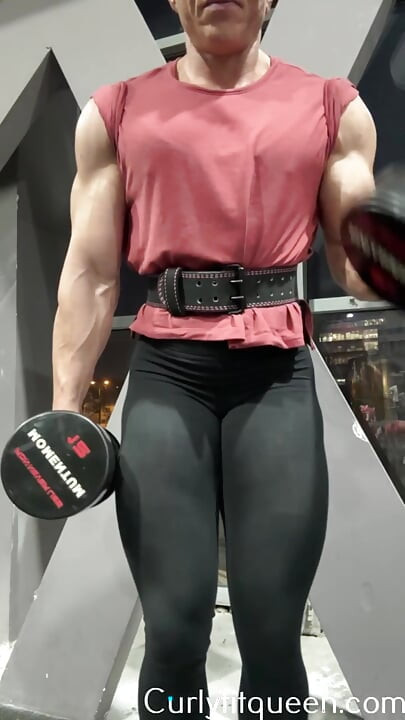 Wyobraź sobie, że twoja głowa zmiażdży się między tym bicepsem kulturystów