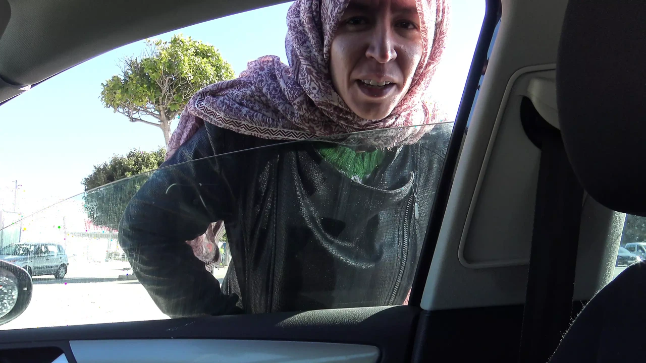 阿尔及利亚女孩用小鸡巴给一个变态的法国男人打手枪