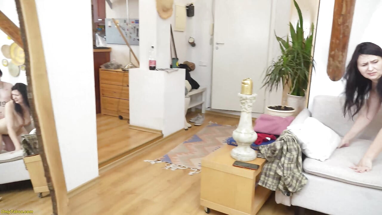 hårig styvmamma överraskar mig medan jag runkar av