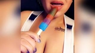 Sexy BBW Latina lutscht auf einem Eis am Stiel.