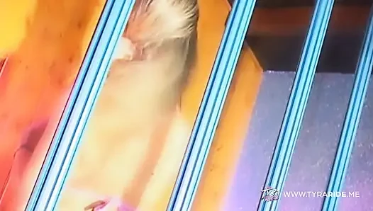 Parlak pembe iç çamaşırlı sarışın parıltılı stüdyoda azdırıyor