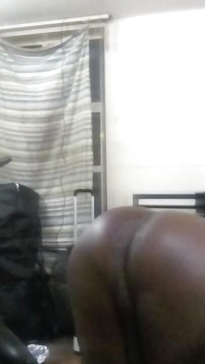 ふっくらしたお尻穴でおならをし、頬を広げるセクシーな黒人ゲイ・フェムボーイ