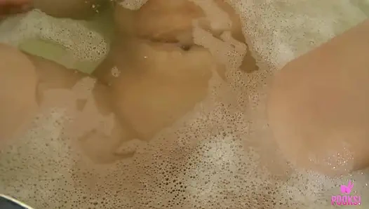 Posierende nymphe prissy T seift diese süße muschi in der dusche!