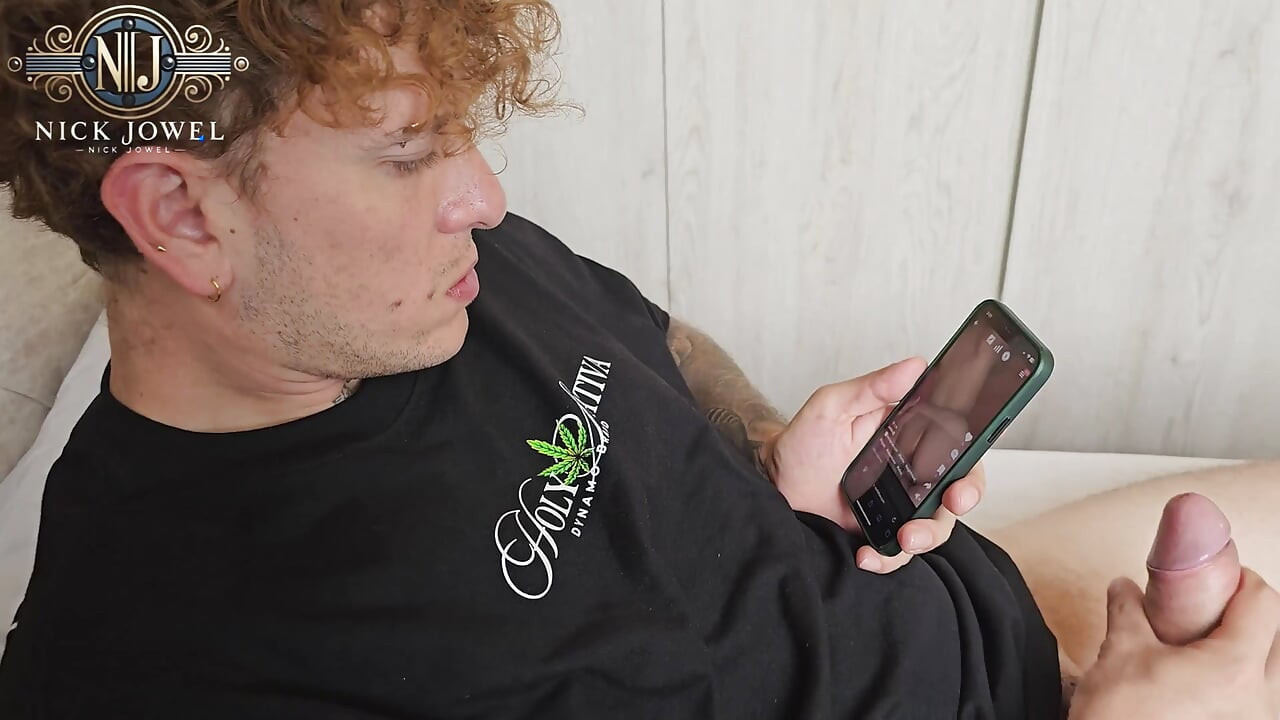 Arkadaşımın odasında mastürbasyon yapıyorum, sonunda sertleşiyoruz!