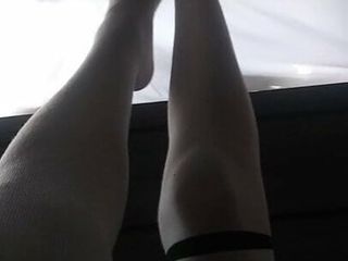Mulher gostosa sexy com pernas por dias, usando meias brancas até o joelho