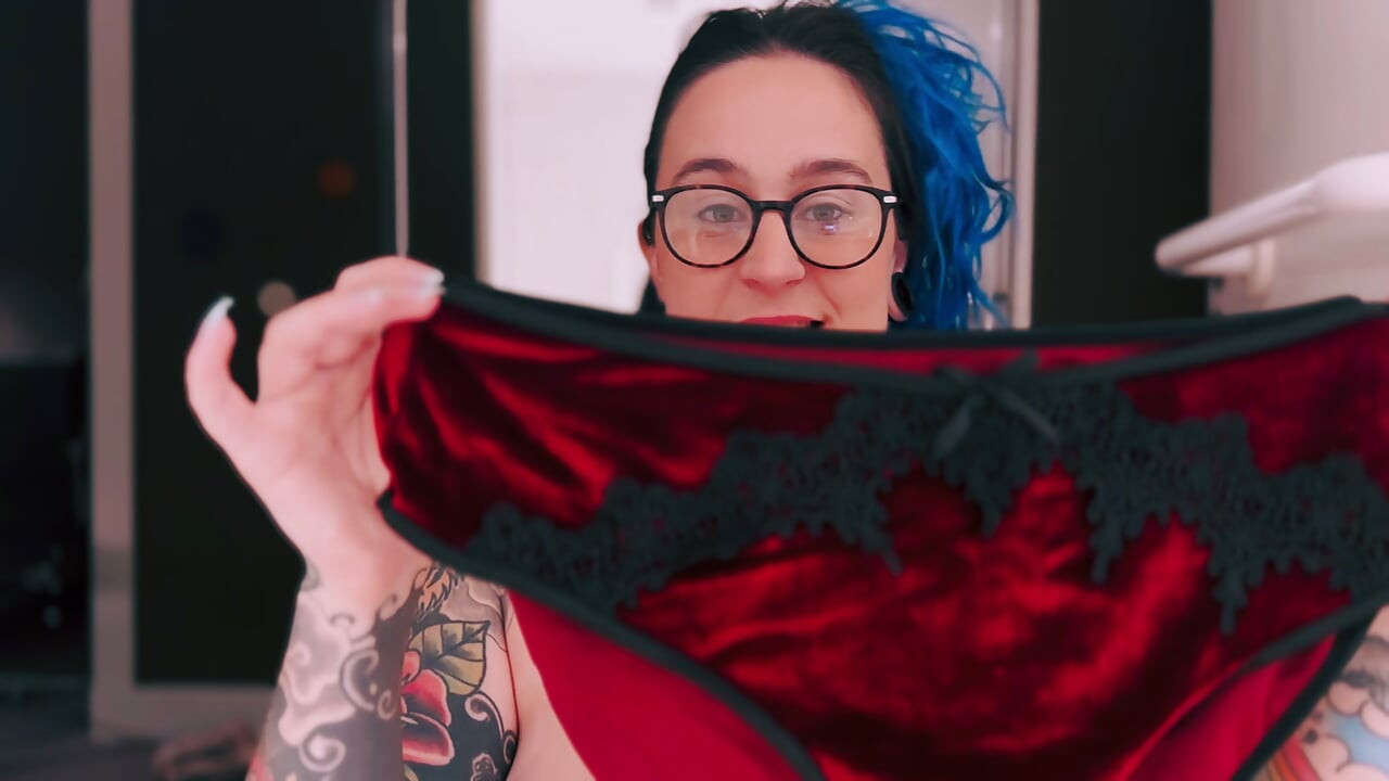 MILF britanică cu forme încearcă lenjerie SHEIN sexy, tatuată și cu sâni mari PARTEA A DOUA