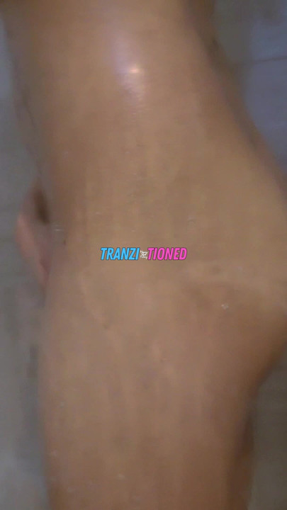 그녀는 수줍은 행동하지만 샤워하면서 그녀를 촬영하게 해줘