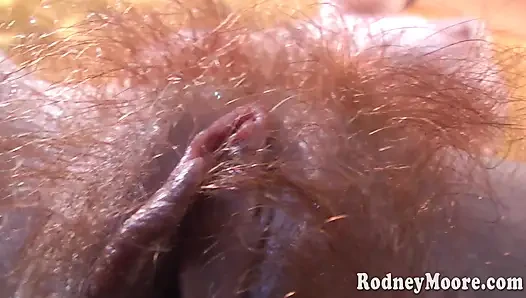 Rothaarige bearbeitet ihren rothaarigen biber