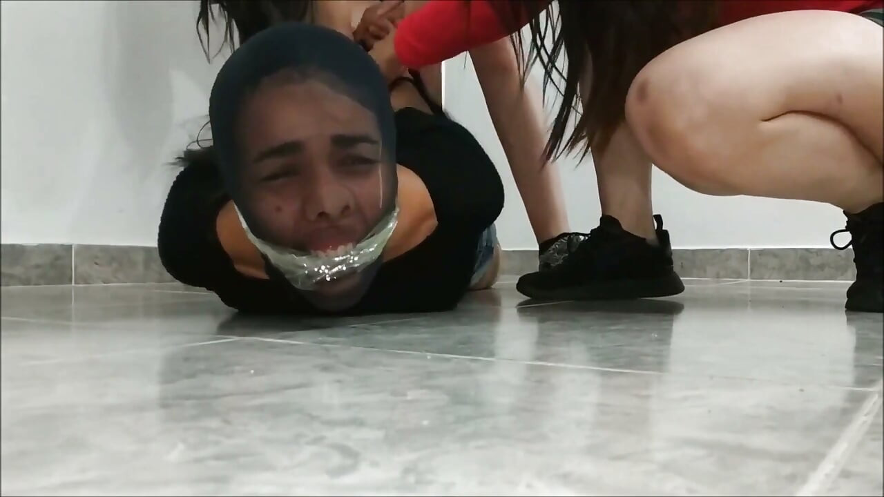 Madrasta e enteadas em seu primeiro vídeo de estréia de escravidão!