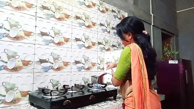 💯kitchen mai masti stepmom is a hot ass milf who likes to share the bed always with her handsome stepson.