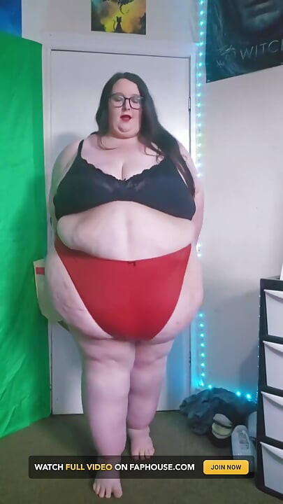 Ssbbw reuzine loopt in strak rood slipje