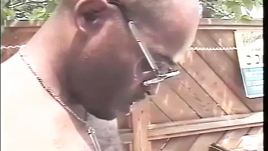 Schwarzes paar leckt muschi von großem schwarzem schwanz und lutscht im garten