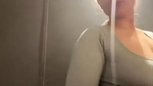 Seks anal di toilet. Fingering memeknya. Cowok sange ini ngeliat aku lagi coli!